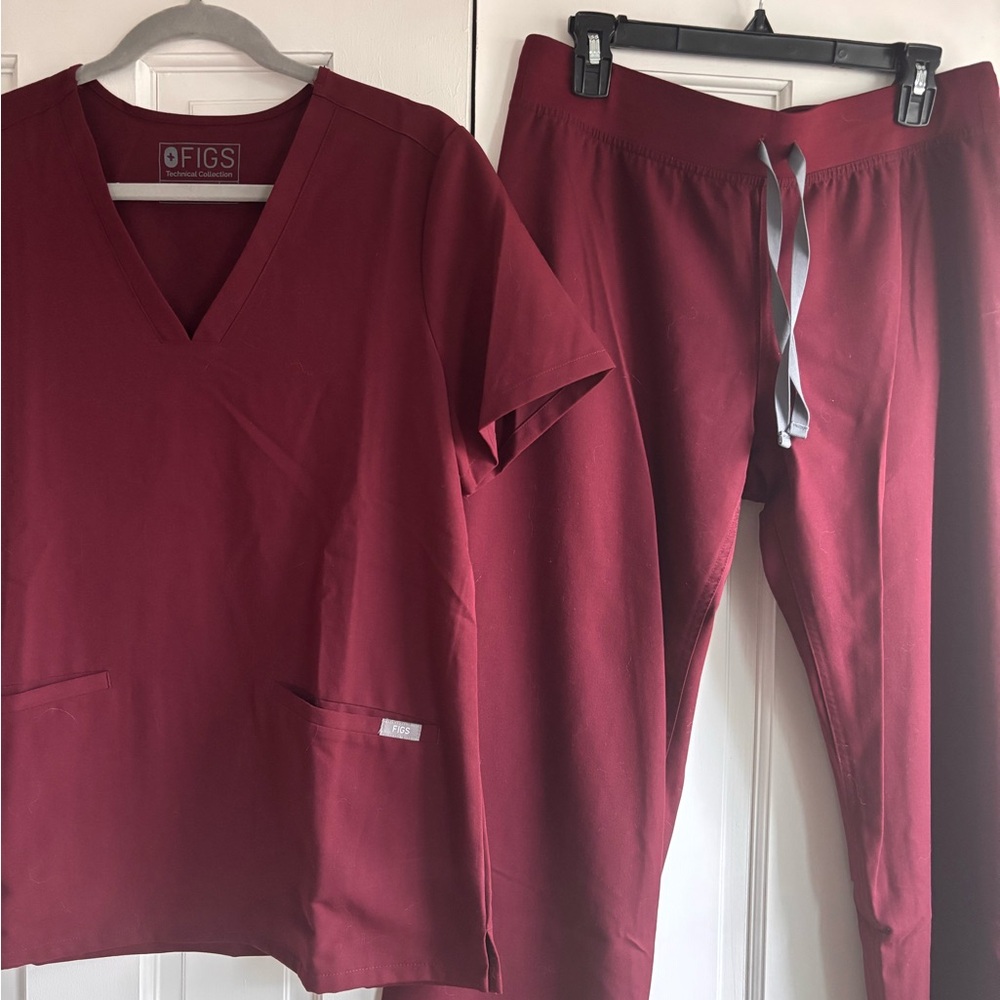 Figs burgundy scrub set